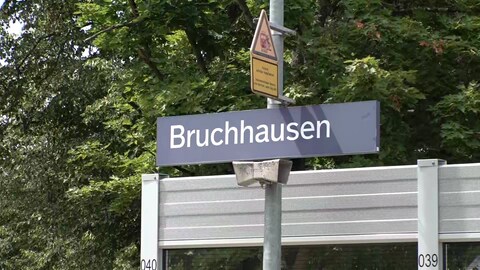 Nach dem Sturz eines Bahnmitarbeiters aus einem fahrenden Zug bei Ettlingen laufen die Ermittlungen.