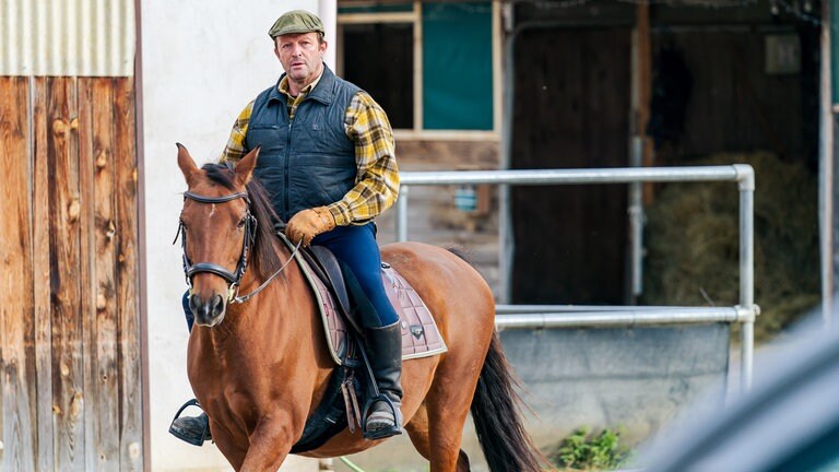 Bernd (Martin Wangler) reitet über sein Gestüt