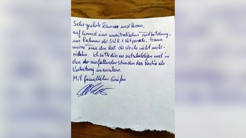 Geschriebener Zettel mit einer Entschuldigung, weil Hitparade läuft.