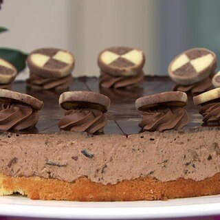 Ein Schokoladenkuchen mit Restplätzchen
