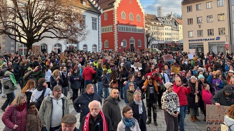 Demonstranten bei der Demo "Laut gegen Rechts" in Ravensburg.