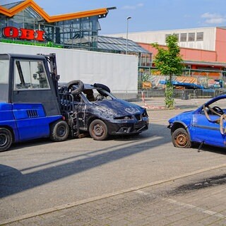 Autos einer Stunt-Show in Leinfelden-Echterdingen (Kreis Esslingen)