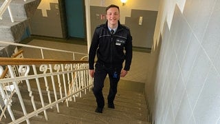 Azubi Jan Stützle unterwegs in der JVA Ulm - viel Treppen steigen ist da angesagt. Denn er wird an vielen Stellen gebraucht - ein Traumjob für Ihn. 