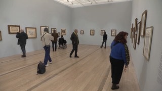 Besucher in der Cézanne-Ausstellung der Fondation Beyeler.