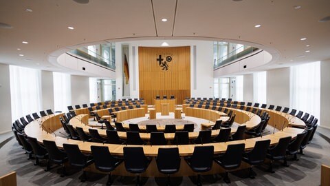Im rheinland-pfälzischen Landtag soll es künftig einen zusätzlichen Vizepräsidenten geben. Das sorgt auch für Kritik.