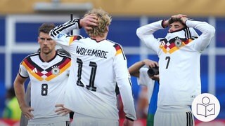 Deutschland ist bei der Fußball-WM ausgeschieden. Die Spieler Leon Goretzka, Nick Woltemade und Kai Havertz nach dem Spiel. Die Spieler sehen traurig aus. Rechts das SWR Logo für Leichte Sprache.