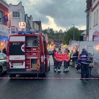 Auf einem Stadtfest in Nastätten ist ein Metallgestell umgestürzt. Dabei wurde ein Mann lebensgefährlich verletzt.