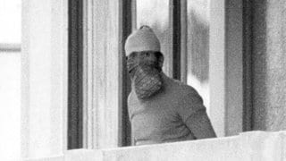 Ein maskierter arabischer Terrorist zeigt sich am 5.9.1972 auf dem Balkon des israelischen Mannschaftsquartiers im Olympischen Dorf der Münchner Sommerspiele. Arabische Terroristen der Untergrundorganisation "Schwarzer September" dringen am frühen Morgen in das Dorf ein, überwältigen im mittleren Block die israelischen Athleten und erschießen zwei mitglieder der Mannschaft.