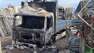 Ein ausgebrannter Lkw auf dem Gelände einer Firma in Grolsheim im Kreis Mainz-Bingen. Die Polizei ermittelt wegen Brandstiftung