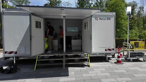 Die neue mobile Leitstelle ist ein Container auf Rädern mit einem Notstromaggregat und steht hinter dem Netze BW-Gebäude in Stuttgart.