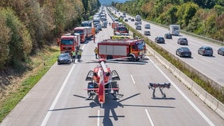 Ein Hubschrauber landet auf der A5 um verletzte Personen zu versorgen.