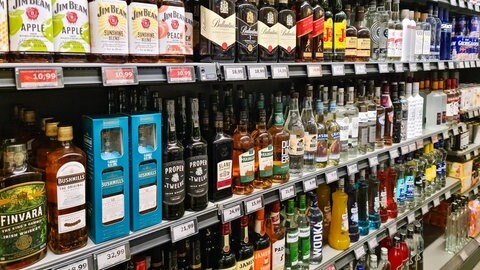 Symbolbild: Verschiedene Whiskey-, Wodka-, Rum- und andere Spirituosenmarken stehen fein säuberlich aufgereiht in den Regalen