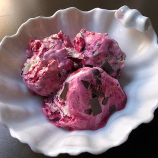 Leckere Eiskugeln in weißem Eisbecher - diese Sorten Eiscreme liegen derzeit im Trend: vegan, mit Früchten und in pink. Die Tricks der Hersteller und Tipps, gutes Eis zu erkennen.