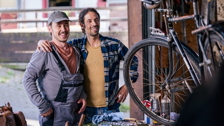 Sebastian (Dominik Stricker) und Albert (Alessio Hirschkorn) begutachten stolz das von ihnen restaurierte Fahrrad