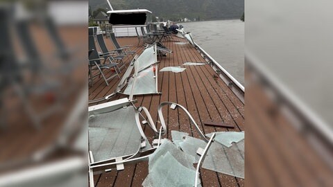 Das Oberdeck eines Fahrgastschiffes wurde bei einem Unfall auf der Mosel bei Treis-Karden stark beschädigt.