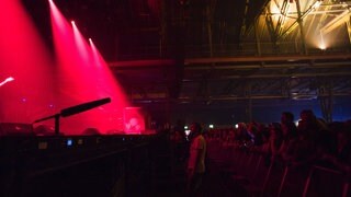 Symbolbild Konzert in einer Industriehalle