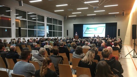 200 Menschen bei einer Bürgerversammlung in einem Saal in Bad Urach-Wittlingen (Kreis Reutlingen). Es geht um ein geplantes Amazon Logistikzentrum.