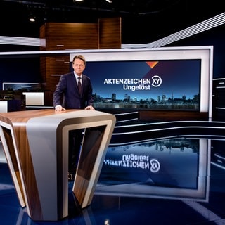Symbolbild: Rudi Cerne im ZDF-Studio von Aktenzeichen XY