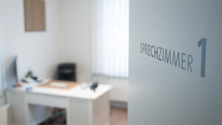 Blick in ein leeres Sprechzimmer (Symbolbild). Das neue Hausarztkonzept "HÄPPI" soll Hausärzte entlasten und Patientinnen und Patienten eine schnelle Versorgung bieten.