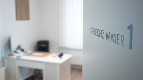 Blick in ein leeres Sprechzimmer (Symbolbild). Das neue Hausarztkonzept "HÄPPI" soll Hausärzte entlasten und Patientinnen und Patienten eine schnelle Versorgung bieten.