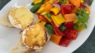 Süßkartoffelsalat mit Paprika und Frischkäseröllchen