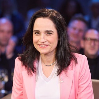 Yael Adler ist Dermatologin und Bestseller-Autorin und weiß wie wir unsere Haut am besten Pflegen können und was wir tun können um Falten vorzubeugen.