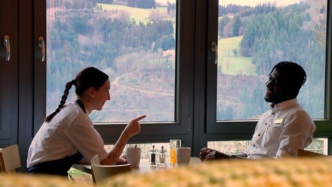 Koffi Aubin macht mit seiner Kollegin im Elztalhotel in Winden (Kreis Emmendingen) eine Pause.