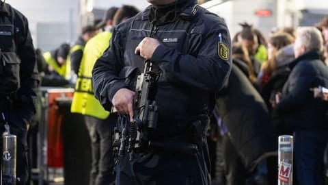 Fußball: Europa League, VfB Stuttgart - Maccabi Tel Aviv, Vorrunde, 6. Spieltag, in der MHPArena. Fans und Polizisten stehen vor dem Match vor der Arena.