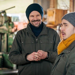 Constantin (Robert Besta) und Sebastian (Dominik Stricker) im Sägewerk