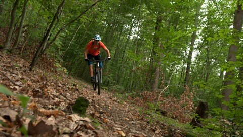 Biker auf einem Mountainbike-Trail bei Eberstadt (Archivbild). Ein Mann soll dort über die Strecke Drähte gespannt haben.