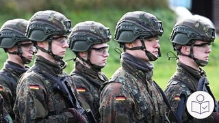Junge Männer in Uniform mit Helm und Gewehr. Die Männer machen Wehrdienst bei der Bundeswehr. Rechts das SWR Logo für Leichte Sprache.