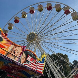 Ein Riesenrad bei gutem Wetter auf der Herbstmesse Kusel.