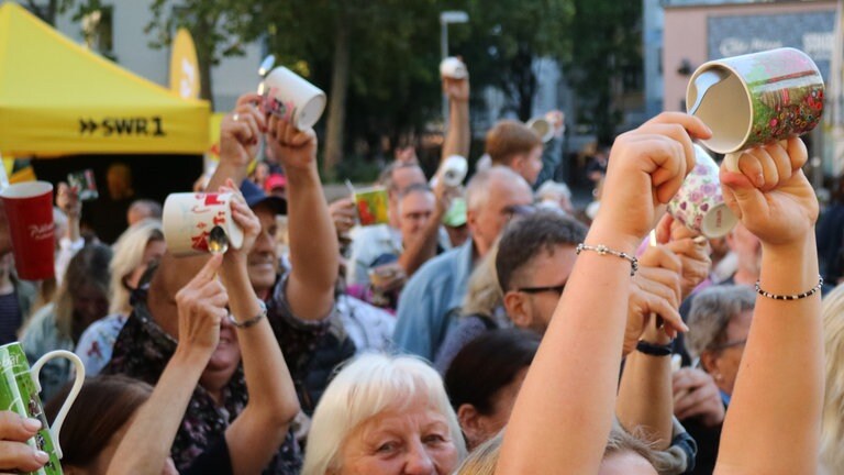 "We will, we will ... rock you!" Löffel auf etwa 250 Tassen und die Füße der jeweiligen Tassenhalter machen den Rhythmus zur Musik. Und das bedeutet...