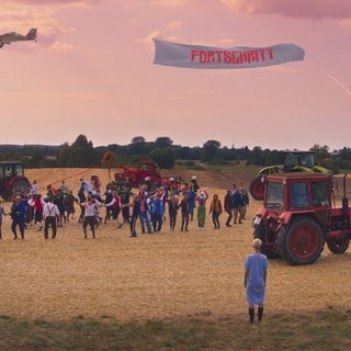 Filmstill: „Rote Stern überm Feld“ von Laura Laabs