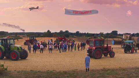 Filmstill: „Rote Stern überm Feld“ von Laura Laabs