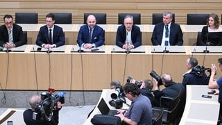 Nach der Landtagswahl sitzen die Spitzenkandidierenden von Grünen, CDU, AfD, SPD, FDP und Linken im Landtag zu einer Pressekonferenz. Wenn Özdemirs Grüne und Manuel Hagels CDU eine Koalition bilden, besteht die Opposition im Landtag nur aus AfD und SPD.