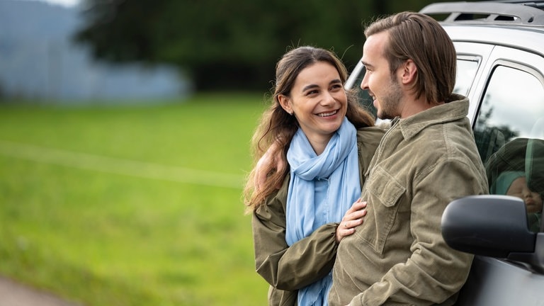 Jenny (Julia Obst) und Sebastian (Dominik Stricker) an ihr Auto gelehnt