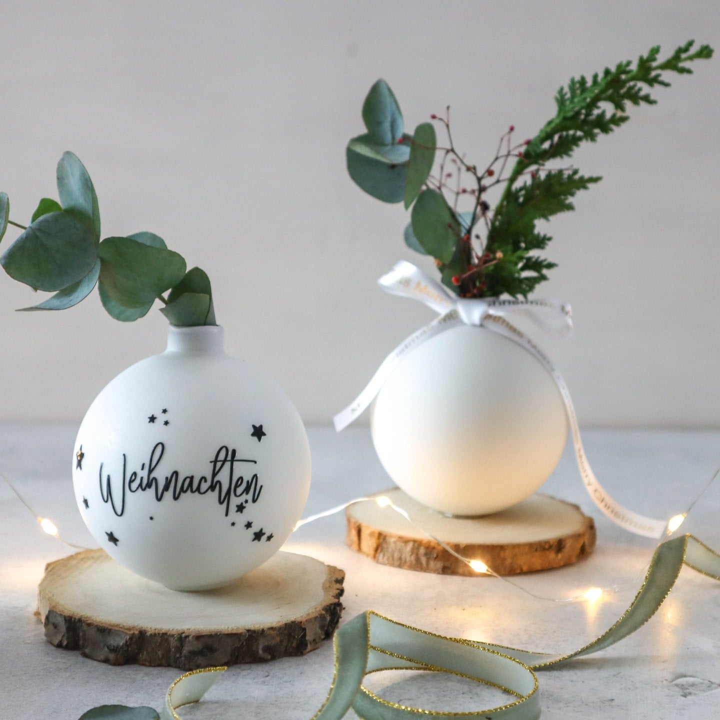 Upcycling zu Weihnachten: Kleine Vasen aus Christbaumkugeln