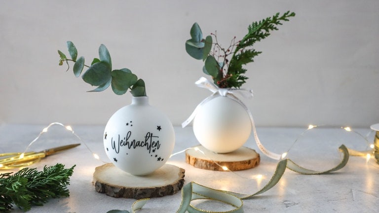Upcycling zu Weihnachten: Kleine Vasen aus Christbaumkugeln