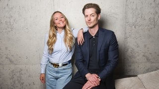 Saskia Hirschberg legt ihren Arm auf Maik Neumanns Schulter. Die zwei haben das Buch: Was Frauen verstehen und Männer nicht sagen geschrieben