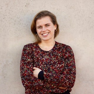 Autorin Hanna Heim schaut in die Kamera. | Der Wunsch der Großeltern nach gemeinsamem, selbstbestimmten Lebensende