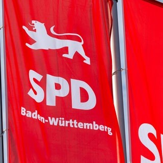 Fahnen der SPD Baden-Württemberg. Nach der Wahlschlappe ringt die Partei um ihre Zukunft. Politiker in der Region Bodensee-Oberschwaben fragen sich auch, was sich ändern muss. 