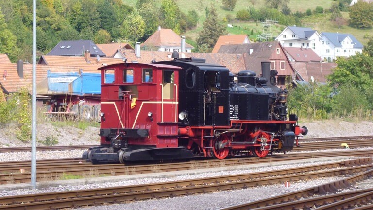 Das "Lobberle" wird im Bahnhof Ottenhöfen bereit gestellt.