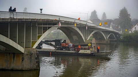 Fachleute untersuchen die Moselbrücke bei Longuich auf Schäden, die ein Frachtschiff nachts verursacht hat. Das Schiff hat bei der Bergabfahrt zwei Brücken gerammt.