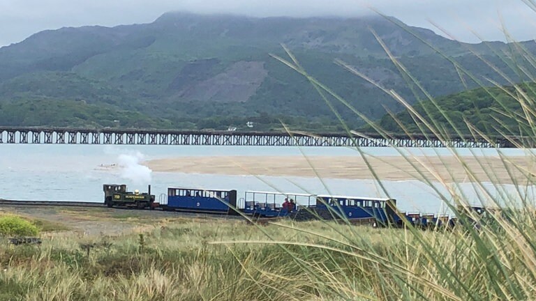 Auf der Landzunge gegenüber von der Barmouth Bridge fährt die Fairbourne Railway. Unter den Schmalspurbahnen an der Cambrian Coast ist sie die kleinste.
