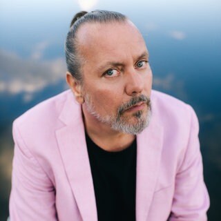 Der Autor und KI-Erklärer Andreas O. Loff schaut seitlich in die Kamera. | Er zeigt uns Chancen und Risiken der Künstlichen Intelligenz (KI)