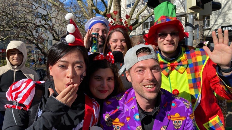 Gute Stimmung und bunte Kostüme am Rande des Rosenmontagsumzugs in Koblenz 2025.