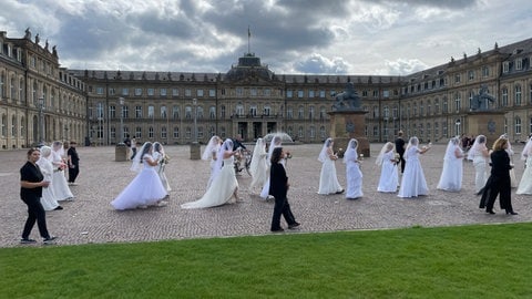 Stiller Protest und in Brautkleidern gegen Femizide und Gewalt gegen Frauen in Stuttgart