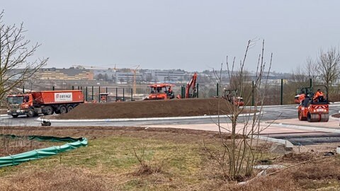 Baufahrzeuge am Kreisel in Alzey - unter anderem für das neue Werk von Eli Lilly