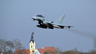 Ein Kampfjet der Bundeswehr im Tiefflug. (Symbolbild)